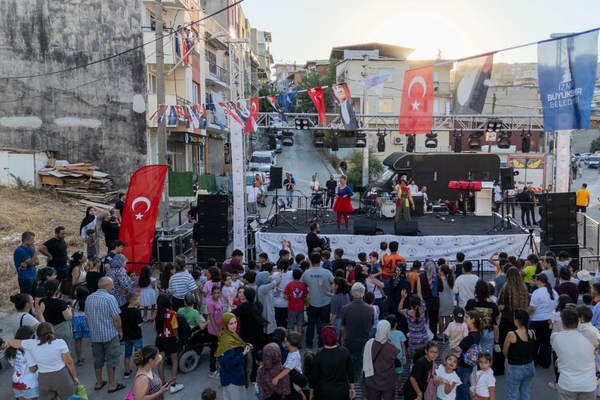 Karabağlar'da Mahalle Şenliği coşkusu: Binlerce İzmirli yaz akşamında buluştu Karabağlar'da Mahalle Şenliği coşkusu: Binlerce İzmirli yaz akşamında buluştu