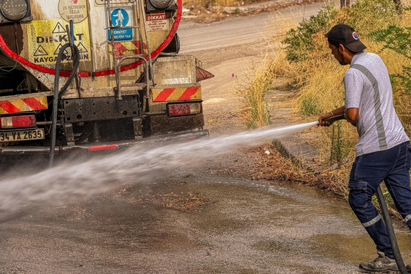 Karabük’te belediye ekipleri temizlik çalışmalarını sürdürüyor Karabük’te belediye ekipleri temizlik çalışmalarını sürdürüyor