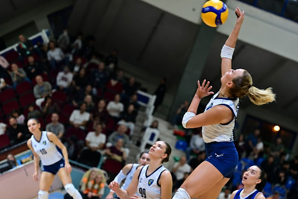Karacabey Belediyespor voleybolda haftayı iki galibiyetle tamamladı Karacabey Belediyespor voleybolda haftayı iki galibiyetle tamamladı