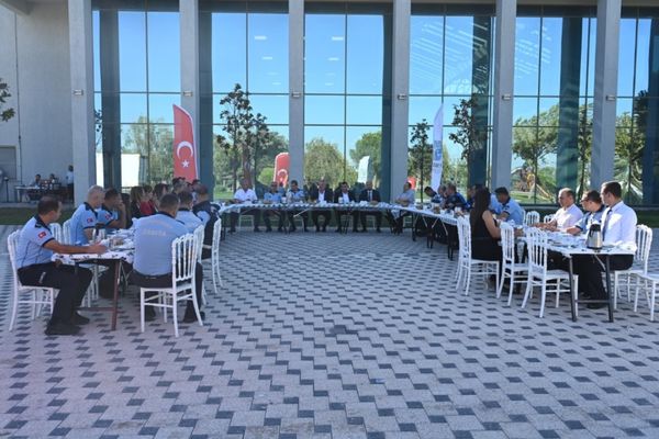 Karacabey zabıtası esnaf ve vatandaşın yanında Karacabey zabıtası esnaf ve vatandaşın yanında