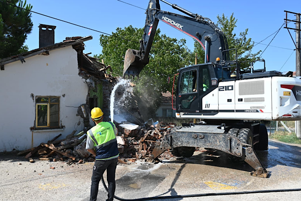 Karacabey’de metruk okul lojmanı yıkıldı Karacabey’de metruk okul lojmanı yıkıldı