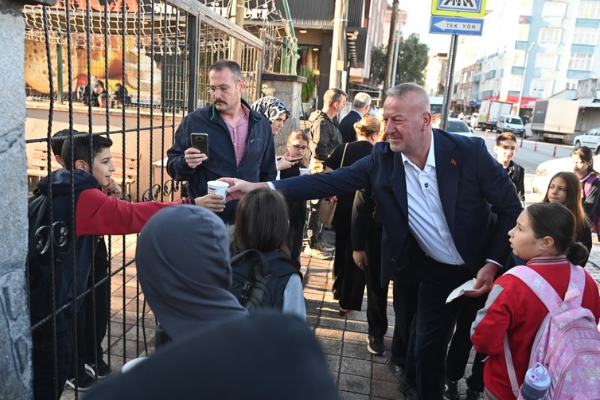 Karacabey’de öğrencilere sıcak çorba ikramı Karacabey’de öğrencilere sıcak çorba ikramı