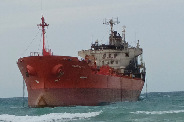 Karadeniz’de dron saldırısı: Çin bandıralı tanker Samsun’da karaya oturdu Karadeniz’de dron saldırısı: Çin bandıralı tanker Samsun’da karaya oturdu