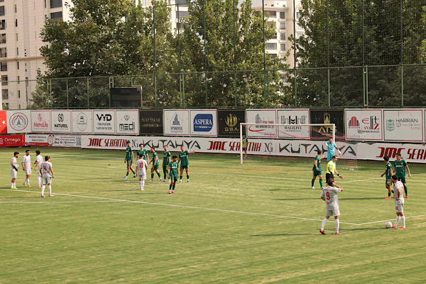 Karaköprü Belediyespor, Ayos Osmaniyespor'u 2-1 mağlup etti Karaköprü Belediyespor, Ayos Osmaniyespor'u 2-1 mağlup etti
