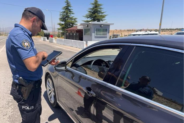 Karaman'da bir haftada 14 aranan şüpheli yakalandı Karaman'da bir haftada 14 aranan şüpheli yakalandı