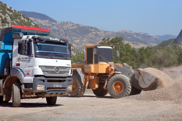 Karapınar’da 6,5 kilometrelik yol asfaltlanıyor Karapınar’da 6,5 kilometrelik yol asfaltlanıyor