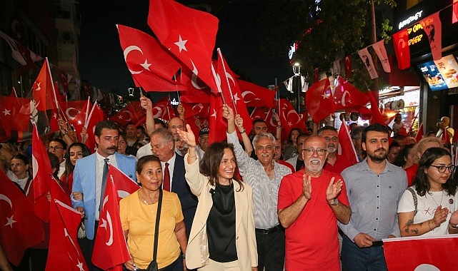 Karşıyaka Çarşısı 30 Ağustos'ta gelincik tarlasına dönüştü! Karşıyaka Çarşısı 30 Ağustos'ta gelincik tarlasına dönüştü!