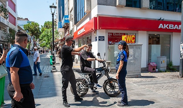 Karşıyaka Çarşısı'nda araç denetimleri sürüyor Karşıyaka Çarşısı'nda araç denetimleri sürüyor