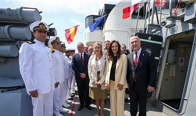 “Karşıyaka Gemisi"nde Zafer Bayramı coşkusu! “Karşıyaka Gemisi"nde Zafer Bayramı coşkusu!