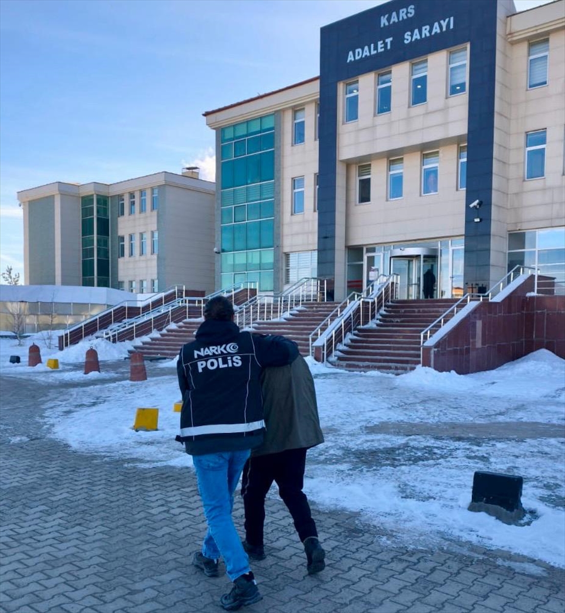 Kars'ta aracında uyuşturucu ele geçirilen şüpheli tutuklandı Kars'ta aracında uyuşturucu ele geçirilen şüpheli tutuklandı