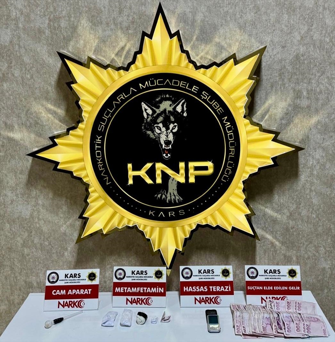 Kars'ta aracında uyuşturucu ele geçirilen şüpheli tutuklandı Kars'ta aracında uyuşturucu ele geçirilen şüpheli tutuklandı