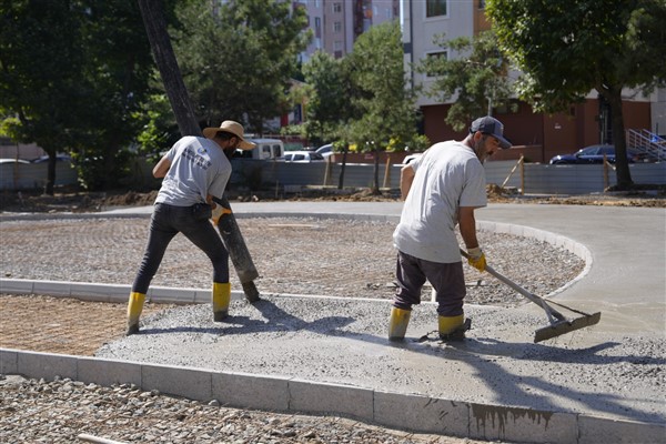 Kartal'da park yenileme ve yeni yeşil alan çalışmaları sürüyor