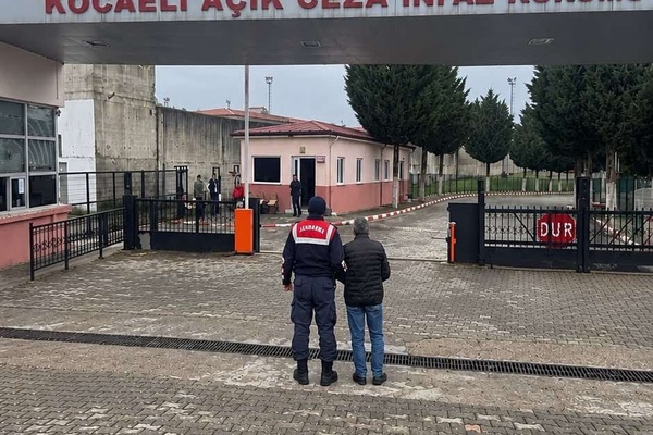 Kartepe’de 11 yıl 7 ay hapis cezasıyla aranan kişi yakalandı Kartepe’de 11 yıl 7 ay hapis cezasıyla aranan kişi yakalandı