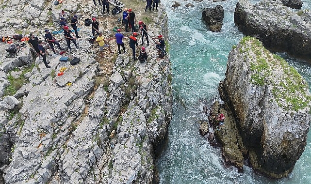 Kayalıklarda mahsur kaldı, imdadına Büyükşehir İtfaiyesi yetişti Kayalıklarda mahsur kaldı, imdadına Büyükşehir İtfaiyesi yetişti