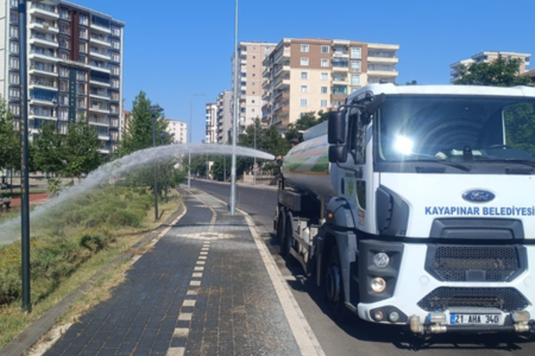 Kayapınar'da seyyar sulama ekibi yaz mesaisine başladı Kayapınar'da seyyar sulama ekibi yaz mesaisine başladı