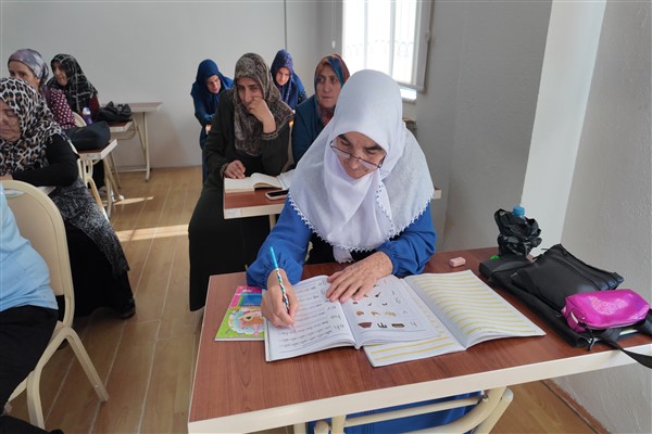 KAYMEK’te yetişkinlere yönelik okuma yazma kursu KAYMEK’te yetişkinlere yönelik okuma yazma kursu