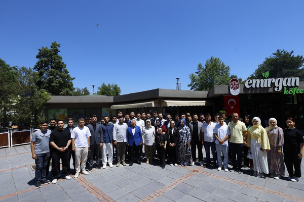 Kayseri Büyükşehir Belediye Başkanı Büyükkılıç, gençlerle buluştu Kayseri Büyükşehir Belediye Başkanı Büyükkılıç, gençlerle buluştu