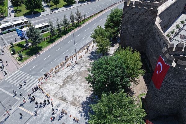Kayseri Cumhuriyet Meydanı’nda yenileme çalışmaları sürüyor Kayseri Cumhuriyet Meydanı’nda yenileme çalışmaları sürüyor