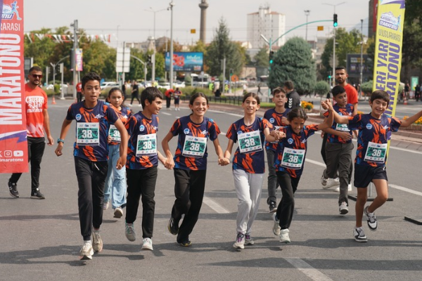Kayseri’de 6. Uluslararası Yarı Maraton heyecanı başladı Kayseri’de 6. Uluslararası Yarı Maraton heyecanı başladı