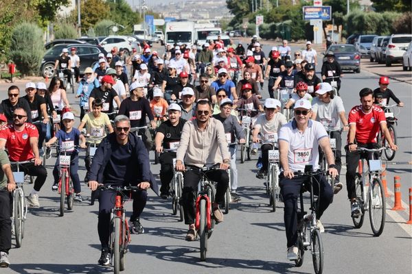 Kayseri’de doktorlar sağlıklı yaşam için pedal çevirdi