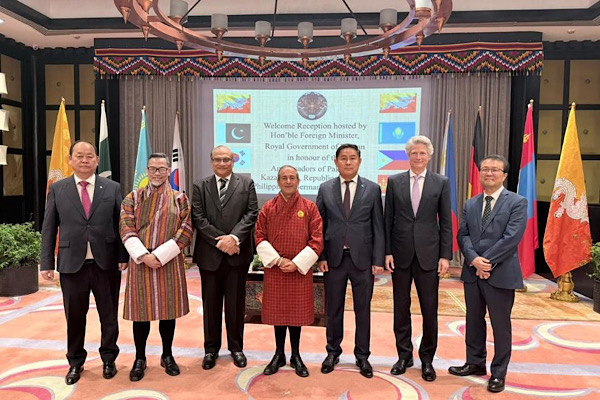 Kazakistan Büyükelçisi Yeskarayev, Butan Kralı'na güven mektubunu sundu Kazakistan Büyükelçisi Yeskarayev, Butan Kralı'na güven mektubunu sundu