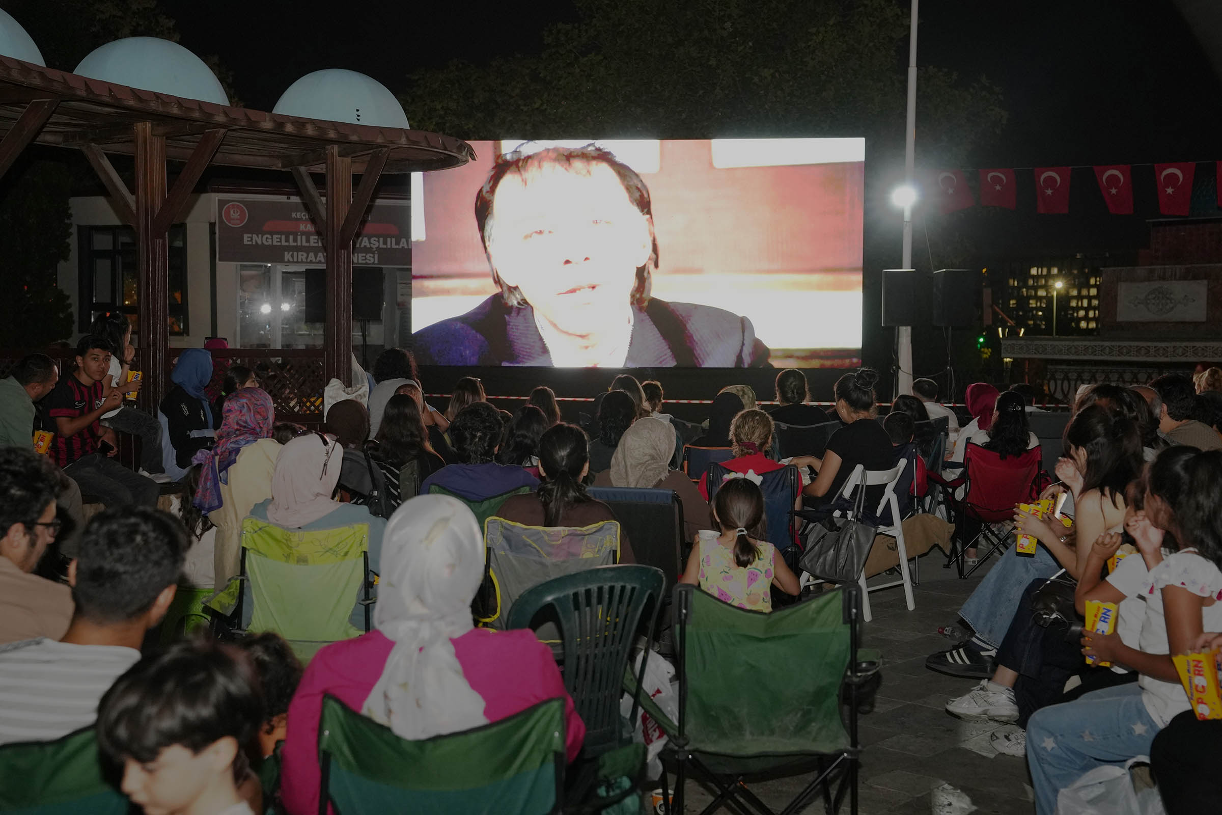 Keçiören'de açık hava sinemasında “Hababam Sınıfı Tatilde” gösterildi Keçiören'de açık hava sinemasında “Hababam Sınıfı Tatilde” gösterildi