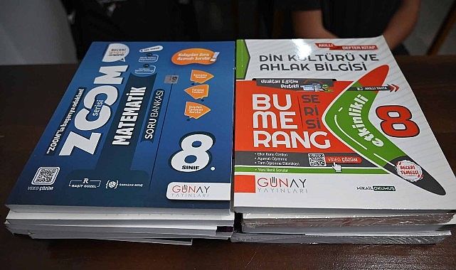 Kemer'de sekizinci sınıf öğrencilerine ücretsiz ders kitapları dağıtıldı Kemer'de sekizinci sınıf öğrencilerine ücretsiz ders kitapları dağıtıldı