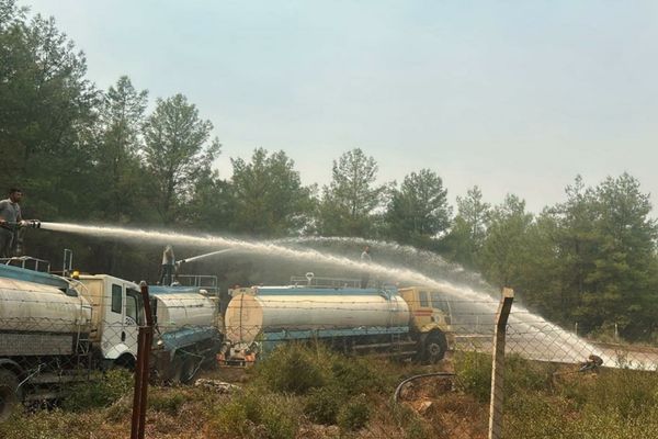 Kepez Belediyesi yangın bölgesinde 20 araç ve 100 personelle sahada