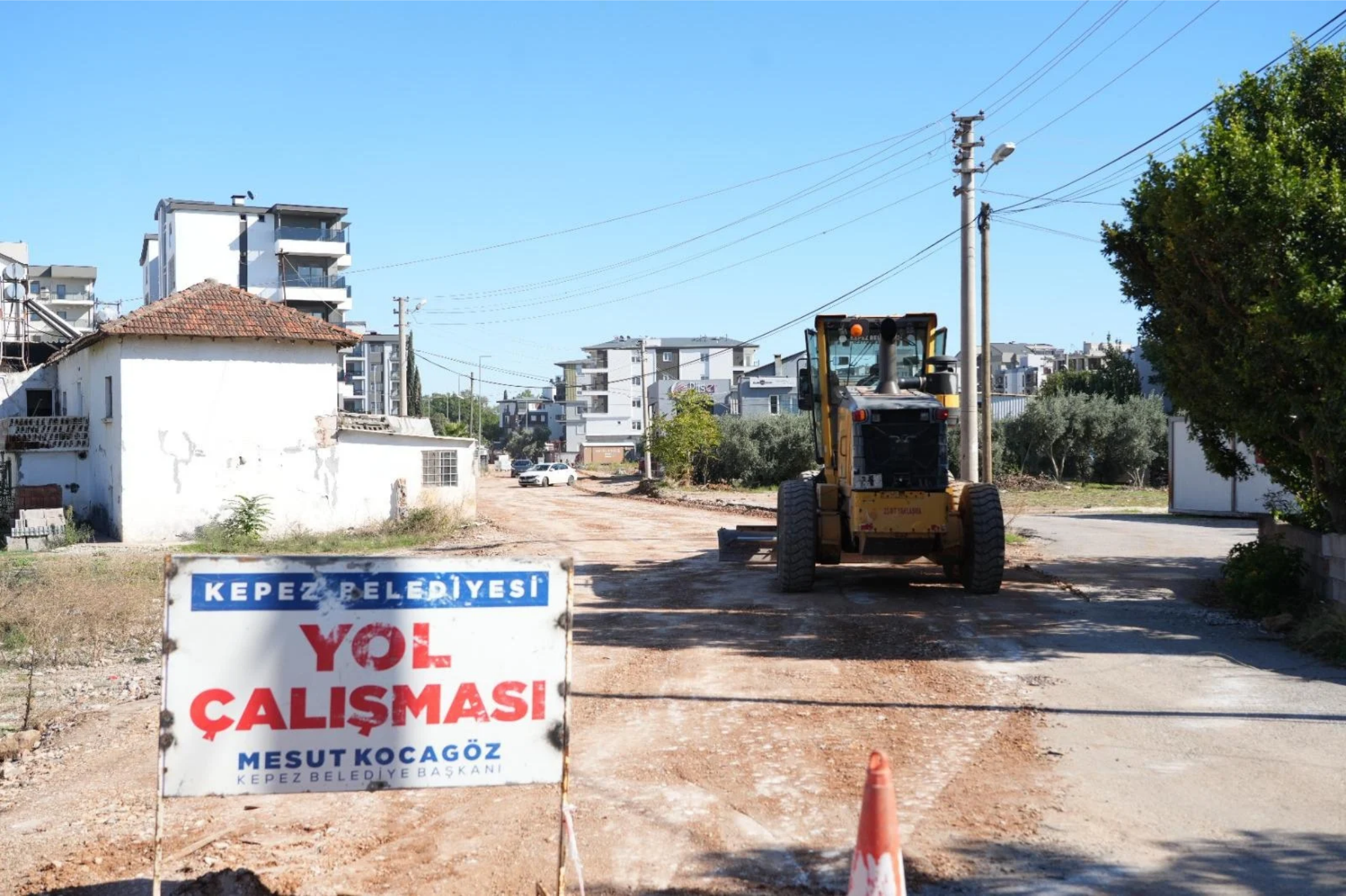 Kepez'de bozulan yollar yenileniyor Kepez'de bozulan yollar yenileniyor