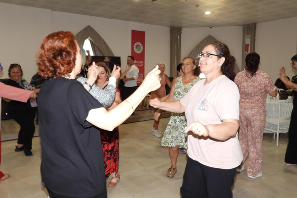 Kepez'de Kadınlar Matinesi düzenlendi Kepez'de Kadınlar Matinesi düzenlendi