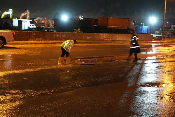 Kepez’de sağanak yağışla ilgili 101 ihbara müdahale edildi Kepez’de sağanak yağışla ilgili 101 ihbara müdahale edildi