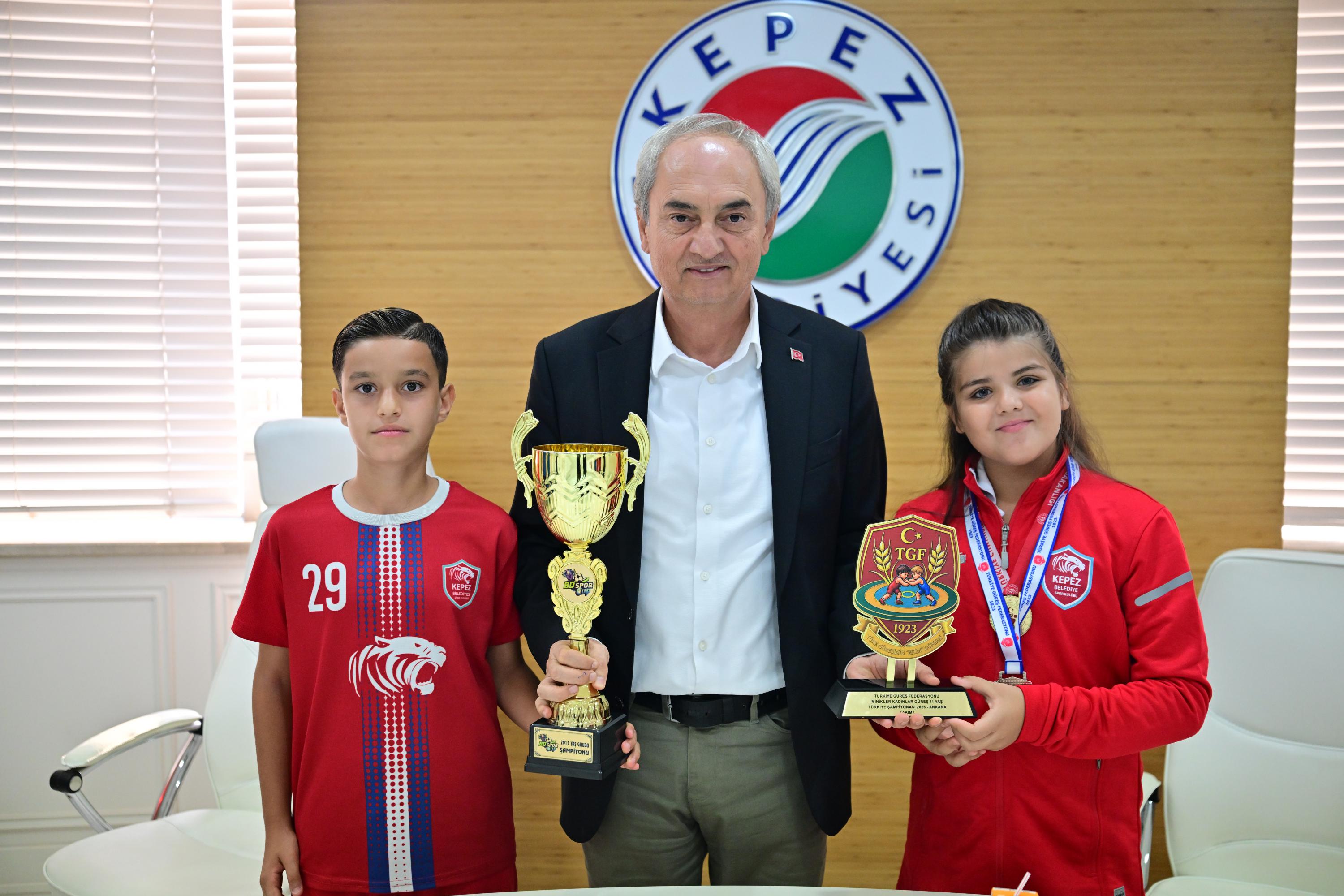 Kepez’in genç şampiyonları Başkan Kocagöz’ü ziyaret etti Kepez’in genç şampiyonları Başkan Kocagöz’ü ziyaret etti