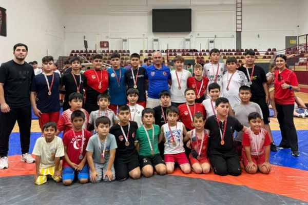 Kepezli minik güreşçiler Antalya Şampiyonası'ndan 56 madalyayla döndü Kepezli minik güreşçiler Antalya Şampiyonası'ndan 56 madalyayla döndü
