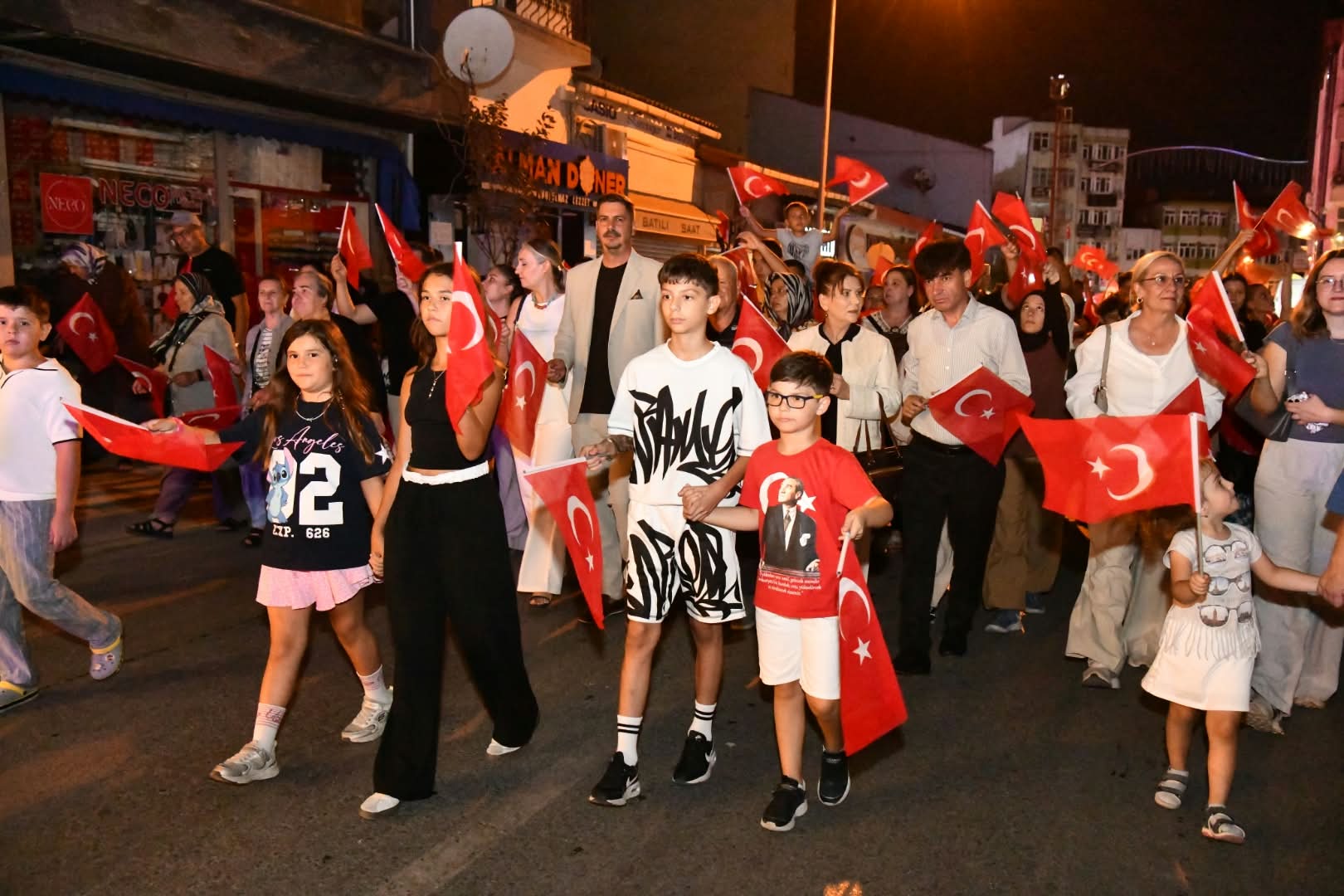 Keşan’da 30 Ağustos Zafer Bayramı fener alayı ve konserle kutlandı Keşan’da 30 Ağustos Zafer Bayramı fener alayı ve konserle kutlandı
