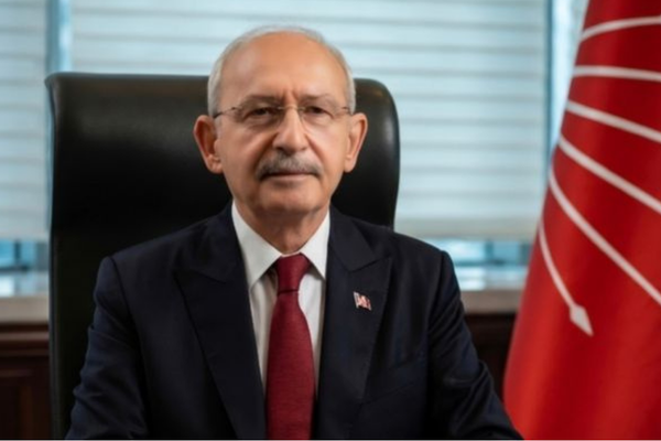 Kılıçdaroğlu, Sarıyer'de CHP'ye katılan yeni üyelere rozet taktı Kılıçdaroğlu, Sarıyer'de CHP'ye katılan yeni üyelere rozet taktı
