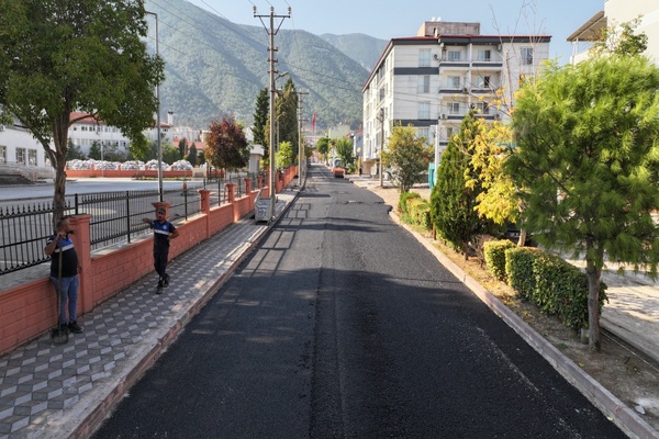 Kırkağaç'ta 4 bin ton sıcak asfalt seriliyor Kırkağaç'ta 4 bin ton sıcak asfalt seriliyor