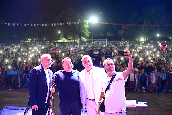 Kırkağaç'ta kurtuluş yıl dönümü ve kavun festivali kapsamında konser düzenlendi Kırkağaç'ta kurtuluş yıl dönümü ve kavun festivali kapsamında konser düzenlendi