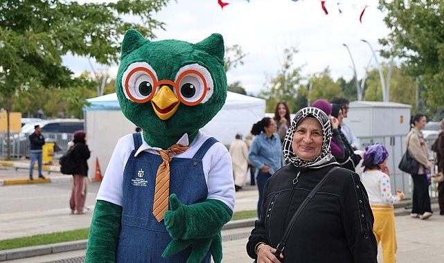 Kitapla denge oyunu fuara renk kattı Kitapla denge oyunu fuara renk kattı