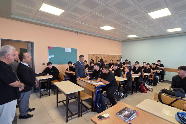 Kocaeli Valisi Aktaş, yeni eğitim yılı öncesi okulları ziyaret etti Kocaeli Valisi Aktaş, yeni eğitim yılı öncesi okulları ziyaret etti