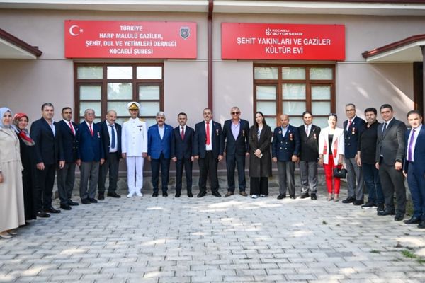 Kocaeli Valisi Aktaş’tan Gaziler Günü dolayısıyla dernek ziyareti Kocaeli Valisi Aktaş’tan Gaziler Günü dolayısıyla dernek ziyareti