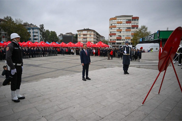 Kocaeli’de Cumhuriyet Bayramı kutlamaları çelenk töreniyle başladı Kocaeli’de Cumhuriyet Bayramı kutlamaları çelenk töreniyle başladı