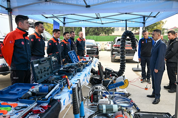 Kocaeli’de lisede deprem ve tahliye tatbikatı gerçekleştirildi Kocaeli’de lisede deprem ve tahliye tatbikatı gerçekleştirildi
