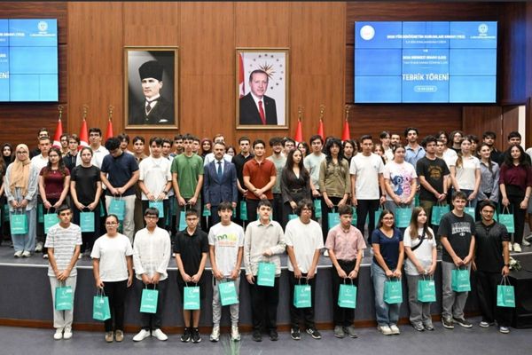 Kocaeli’de YKS ve LGS derecesi yapan öğrenciler ödüllendirildi Kocaeli’de YKS ve LGS derecesi yapan öğrenciler ödüllendirildi