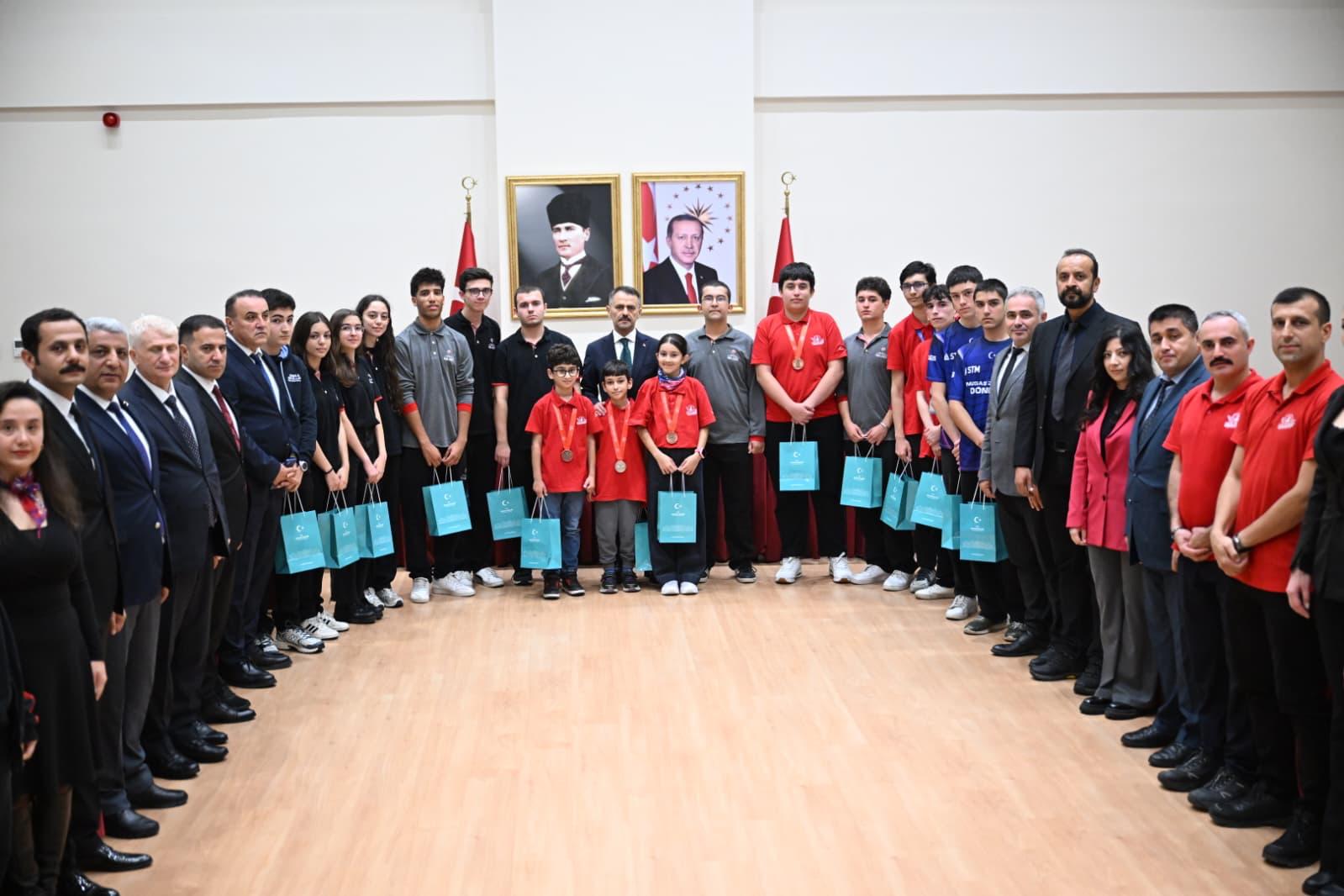 Kocaelili öğrenciler TEKNOFEST 2026 başarılarını Vali Aktaş ile paylaştı Kocaelili öğrenciler TEKNOFEST 2026 başarılarını Vali Aktaş ile paylaştı