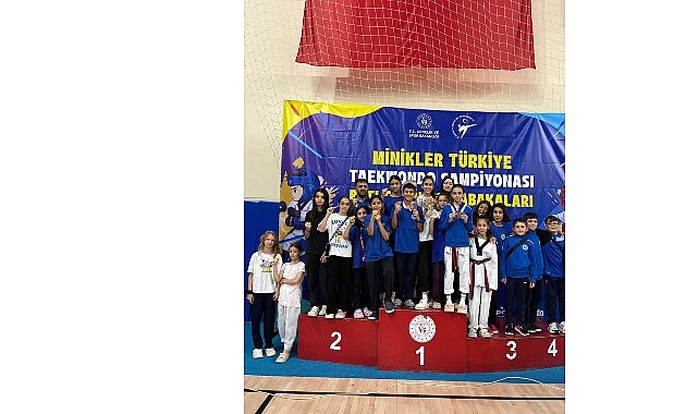 Kocaeli'nin gururu Kağıtspor kürsülerden inmiyor Kocaeli'nin gururu Kağıtspor kürsülerden inmiyor