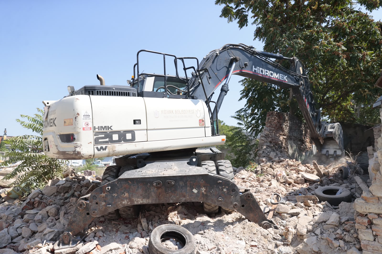 Konak Belediyesi metruk yapıların yıkımını sürdürüyor Konak Belediyesi metruk yapıların yıkımını sürdürüyor