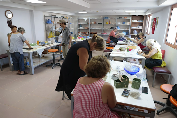 Konak’ta sanat kursları her yaştan vatandaşı buluşturuyor Konak’ta sanat kursları her yaştan vatandaşı buluşturuyor