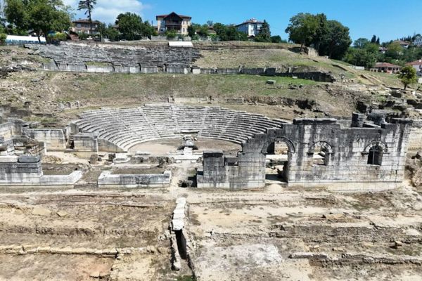 Konuralp Antik Tiyatrosu'nda kazı çalışmaları sürüyor Konuralp Antik Tiyatrosu'nda kazı çalışmaları sürüyor