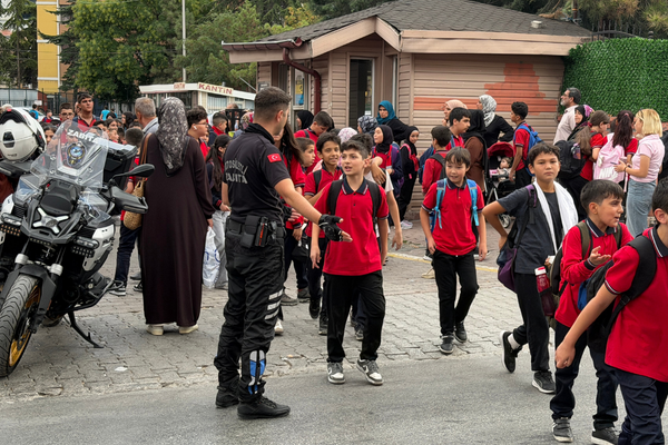 Konya Büyükşehir Zabıtası okul çıkışlarında öğrencilerin güvenliğini sağlıyor Konya Büyükşehir Zabıtası okul çıkışlarında öğrencilerin güvenliğini sağlıyor