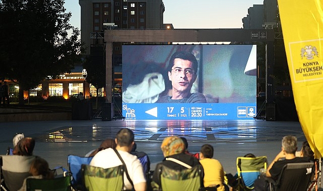 Konya Büyükşehir'in "Sinema Akşamları" Konyalıları Açık Havada Buluşturuyor Konya Büyükşehir'in "Sinema Akşamları" Konyalıları Açık Havada Buluşturuyor
